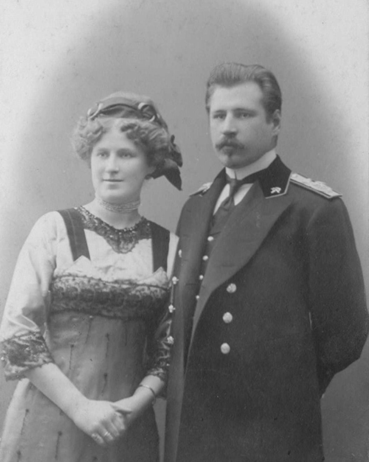 Б. В. Жадин с супругой. На обороте надпись: «На память Леше и Косте. 8 апреля 1911 г. Б. Жадин». г. Ярославль, фотография А. фон Свейковского.